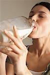 Femme buvant lait