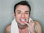 Mann überprüfen Zähne im Spiegel