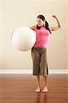 Portrait de femme avec ballon d'exercice