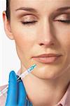 Femme faire l'Injection de Botox