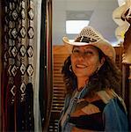 Femme regardant les ceintures en magasin, Rio Bravo, Texas, USA
