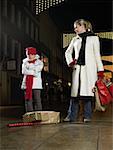 Mutter und Tochter Weihnachts-shopping