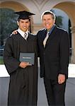 Portrait du père et du fils à la cérémonie de remise des diplômes