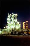 Petrochemische Anlage beleuchtet in der Nacht, Salvador, Brasilien