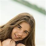 Portrait d'une jeune adolescente souriant