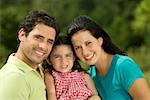 Portrait de parents et de leur fille souriant