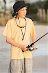 Gros plan d'un garçon tenant une canne à pêche