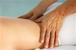 Gros plan d'une femme d'obtenir un massage du dos