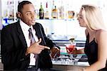 Close-up eines Kaufmanns und einer jungen Frau in einer Bar Theke