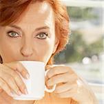 Portrait d'une femme senior, boire une tasse de café