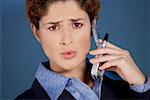 Portrait d'une femme d'affaires parlant sur un téléphone mobile