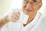 Portrait d'un homme senior tenant une tasse de café