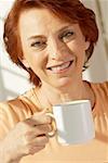Porträt einer leitenden Frau hält eine Kaffeetasse