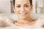 Portrait d'une jeune femme dans un bain moussant