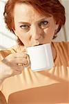 Porträt einer leitenden Frau Kaffee trinken