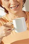 Vue en coupe milieu de haute femme tenant une tasse de café