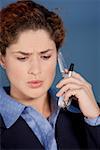 Gros plan d'une femme d'affaires parlant sur un téléphone mobile