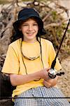 Portrait d'un garçon tenant une canne à pêche