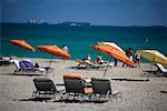 Gruppe von Menschen, Sonnenbaden am Strand, Miami, Florida, USA