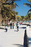 Rückansicht der Gruppe von Menschen auf der Straße, Miami, Florida, USA