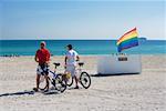 Vue arrière de deux personnes marchant sur la beach, South Beach, Miami, Floride, USA