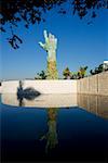 Reflexion einer Skulptur im Wasser, Miami, Florida, USA