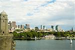 Vue d'angle élevé des voiliers dans la rivière, Boston, Massachusetts, USA