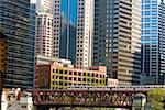 Zug über eine Brücke, Chicago, Illinois, USA