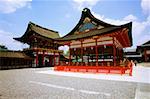 Homme debout dans un temple, sanctuaire de Fushimi Inari, Kyoto, Japon