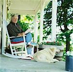 L'homme et le chien sur le porche