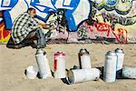 Homme de pulvérisation Graffiti sur le mur