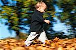 Enfant marchant dans les feuilles