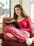 Femme en pyjama, lire un bon livre