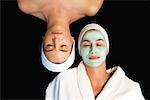 Femmes relaxantes avec des masques du visage