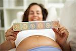 Femme enceinte choix avec des blocs de l'orthographe