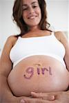 Femme enceinte avec fille écrite sur le ventre