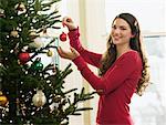 Frau schmücken Weihnachtsbaum
