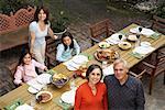 Famille ayant dîner en plein air