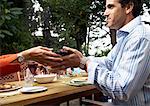 Homme au dîner de famille à l'extérieur