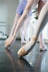 Danseurs de ballet féminin faisant les battements tendus