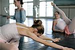 Danseurs de ballet féminin échauffement