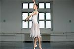 Un danseur de ballet féminin fait l'orteil-dance
