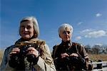 Deux femmes mûres avec des verres de champ