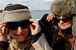 Portrait de deux femmes matures portant des chapeaux de fourrure et de lunettes de soleil