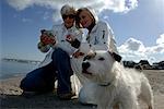 Deux femmes mûres avec un chien photos en regardant une caméra numérique