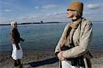 Deux femmes mûres mutuellement en regardant la plage de la mer Baltique