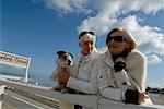 Deux femmes mûres avec un statut de chien sur une passerelle en mer Baltique