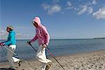 Deux femmes mûres Nordic walking sur la plage de la mer Baltique