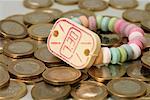 Montre-bracelet de bonbons se trouvant sur une accumulation de pièces de 1 Euro, gros plan