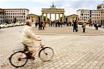 Fußgänger und Radfahrer rund um den Stadtplatz, Pariser Platz, Berlin, Deutschland